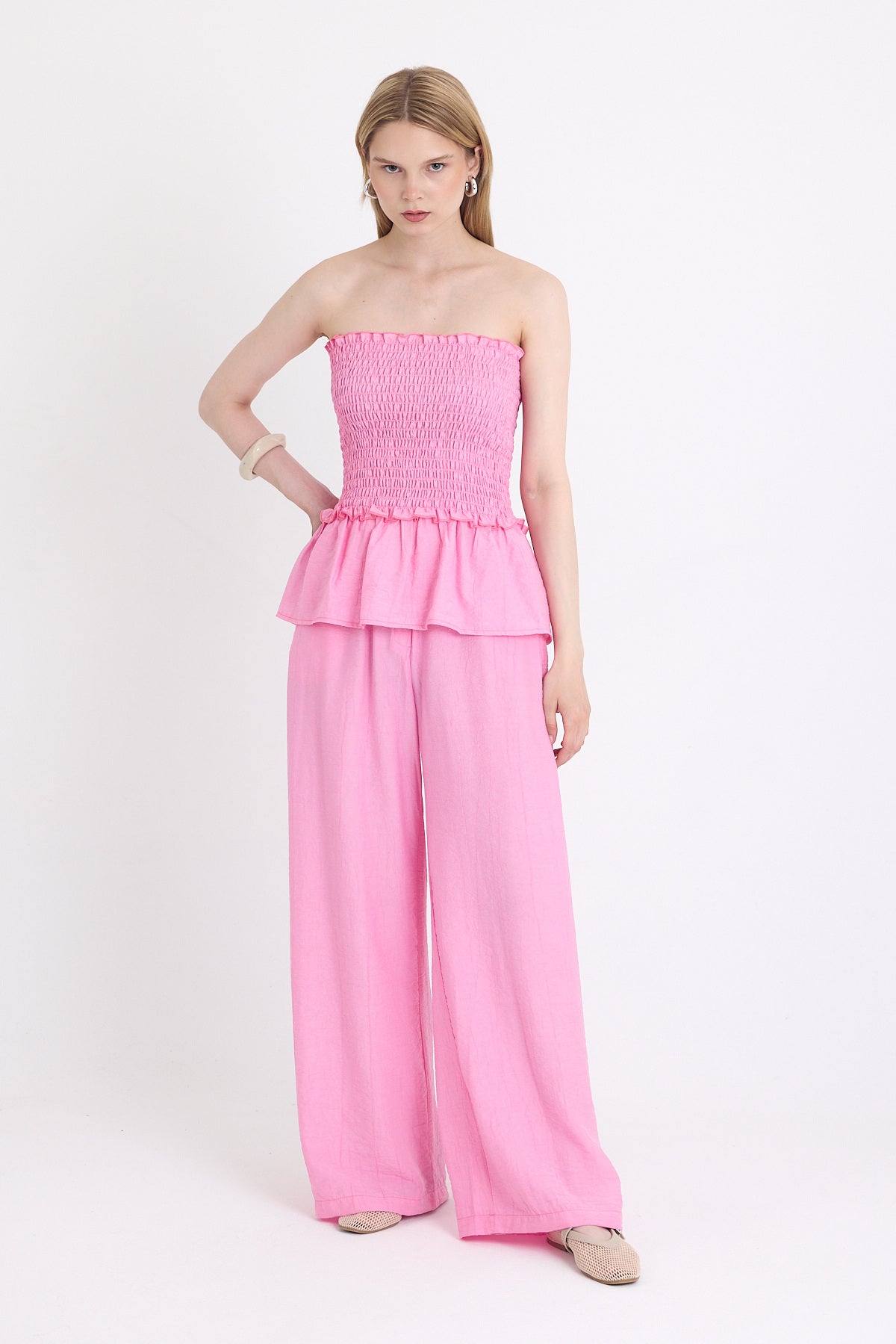 Pembe Büzgülü Straplez Bluz ve Bol Paça Pantolon Takım