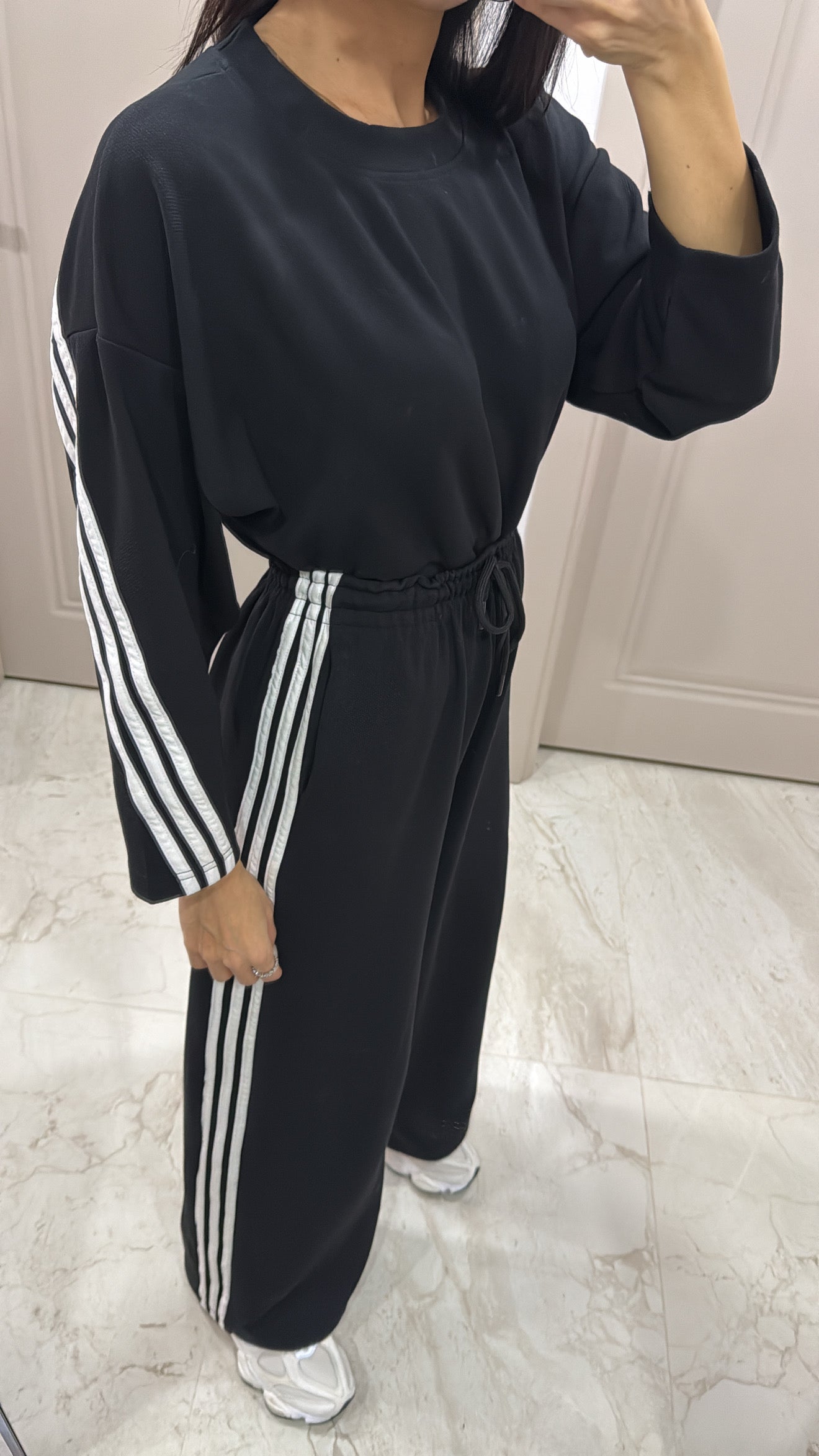 Marka Model Siyah Beyaz Çizgi Detaylı Takım