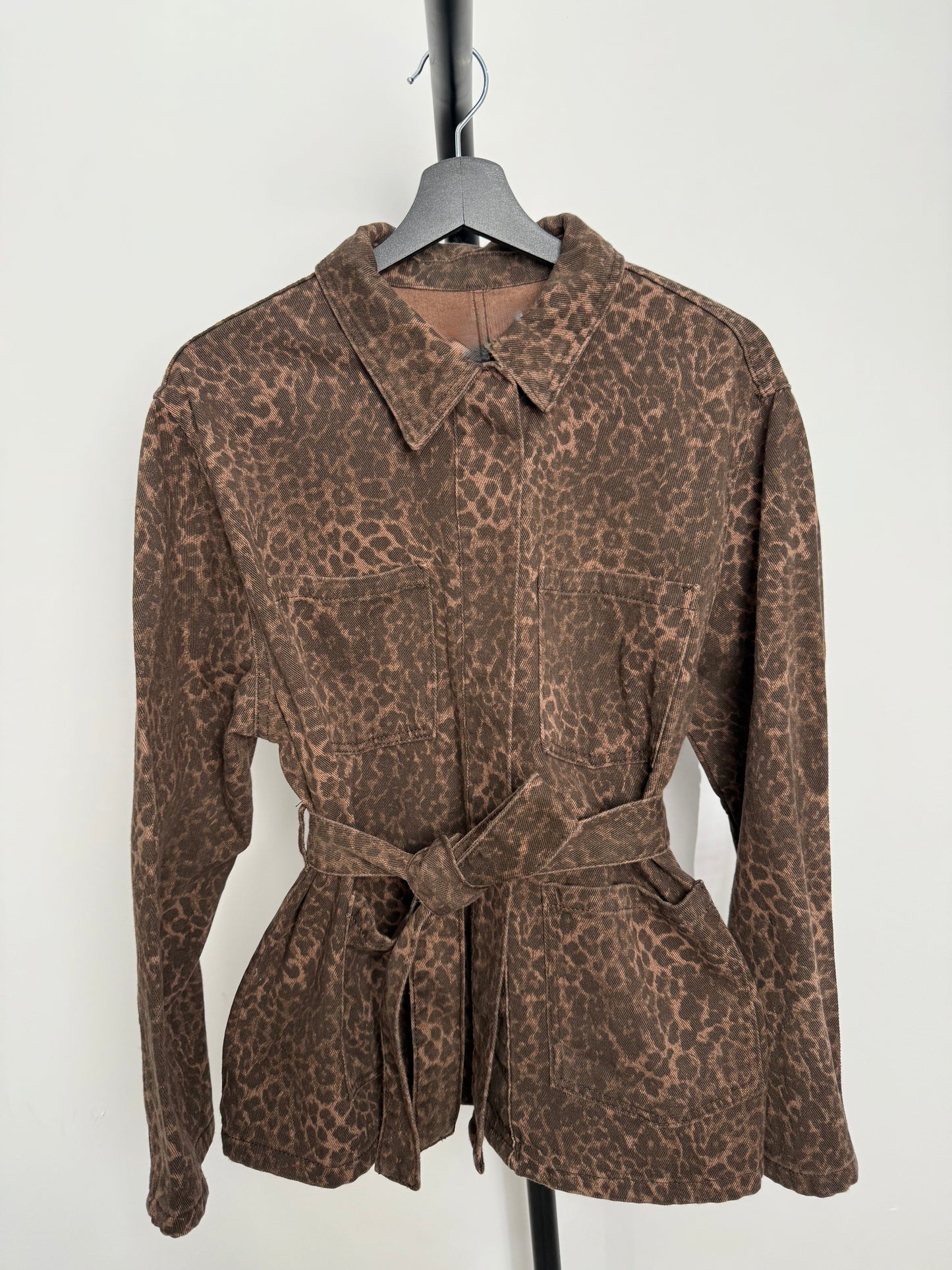 Dört Cepli Leopar Desenli Belden Kuşaklı Denim Ceket