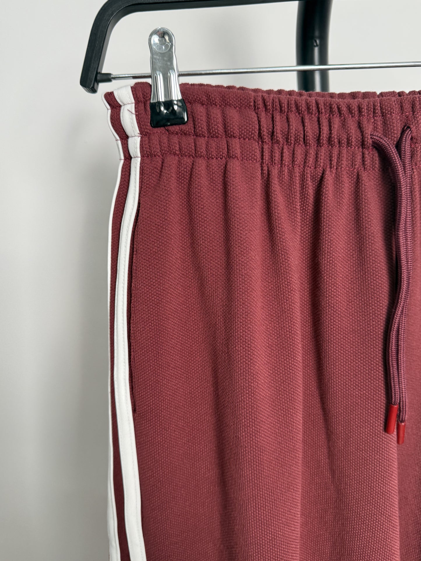 Marka Model Bordo Beyaz Çizgi Detaylı Takım