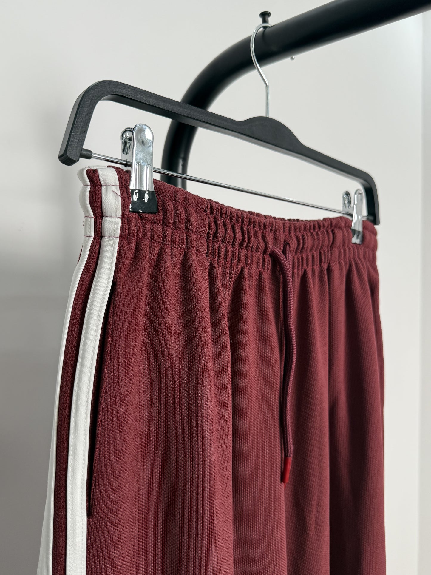 Marka Model Bordo Beyaz Çizgi Detaylı Takım