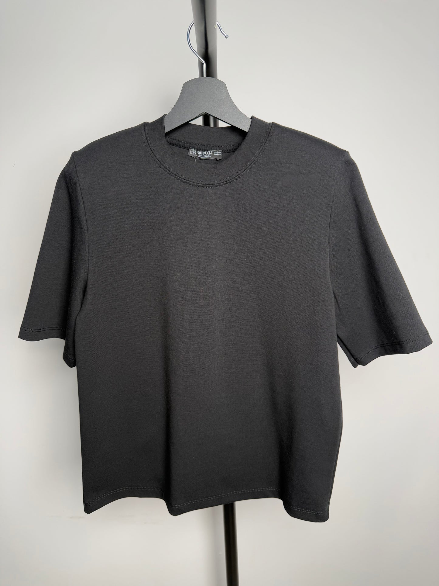 Vatkalı Tok Kumaş Siyah Kısa Kollu T-shirt