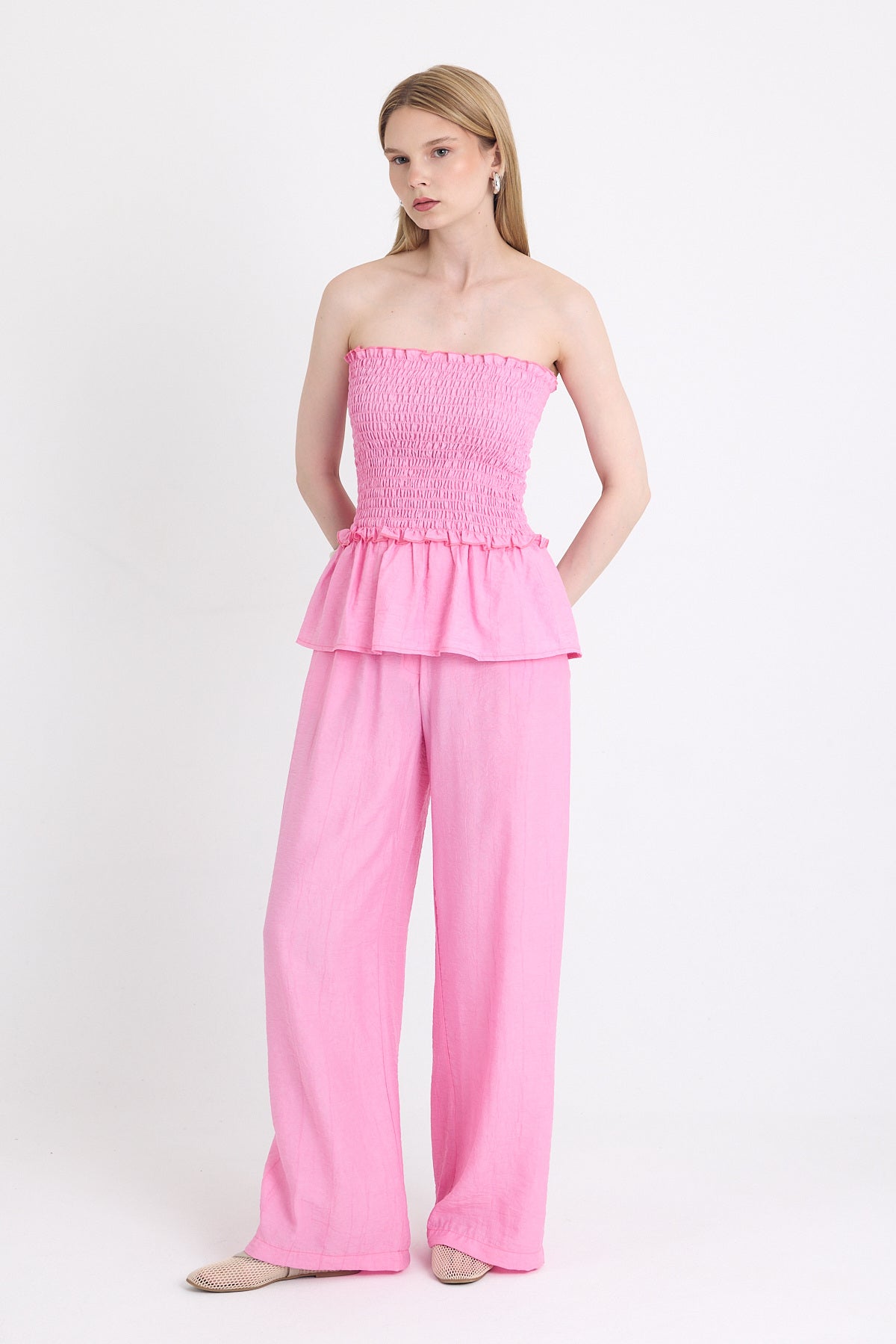 Pembe Büzgülü Straplez Bluz ve Bol Paça Pantolon Takım