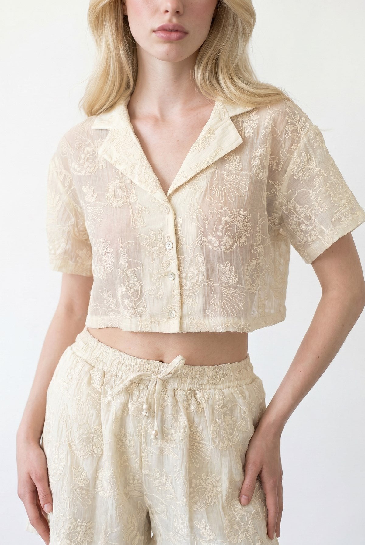 İŞLEMELİ BRODELİ KREM CROP GÖMLEK