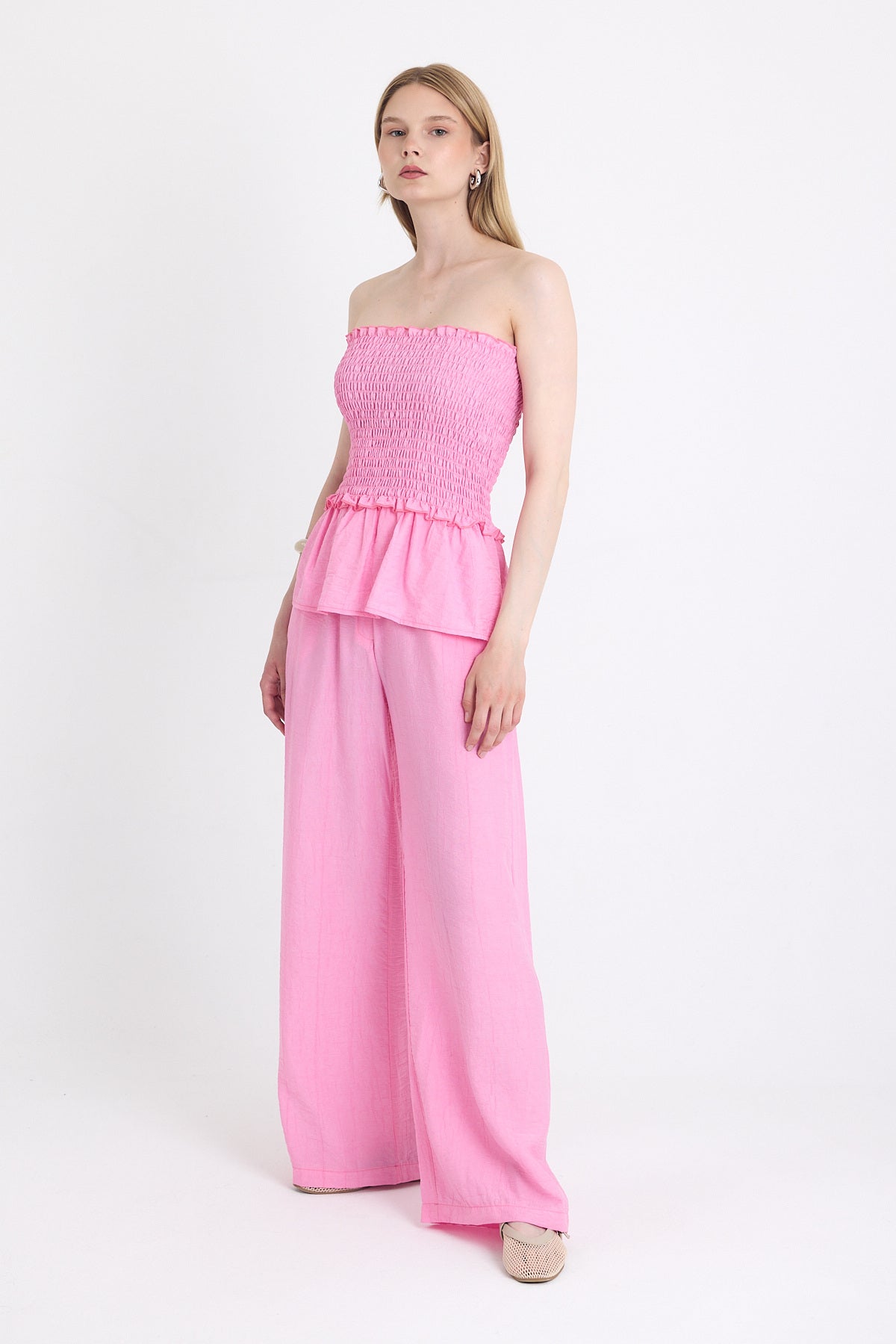 Pembe Büzgülü Straplez Bluz ve Bol Paça Pantolon Takım