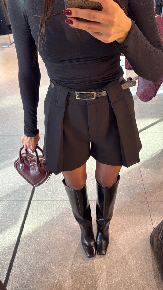 Önden Pileli Kemerli Siyah Şort