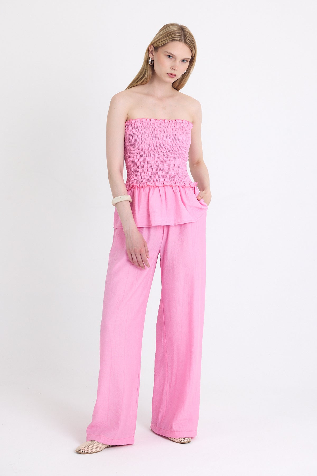 Pembe Büzgülü Straplez Bluz ve Bol Paça Pantolon Takım