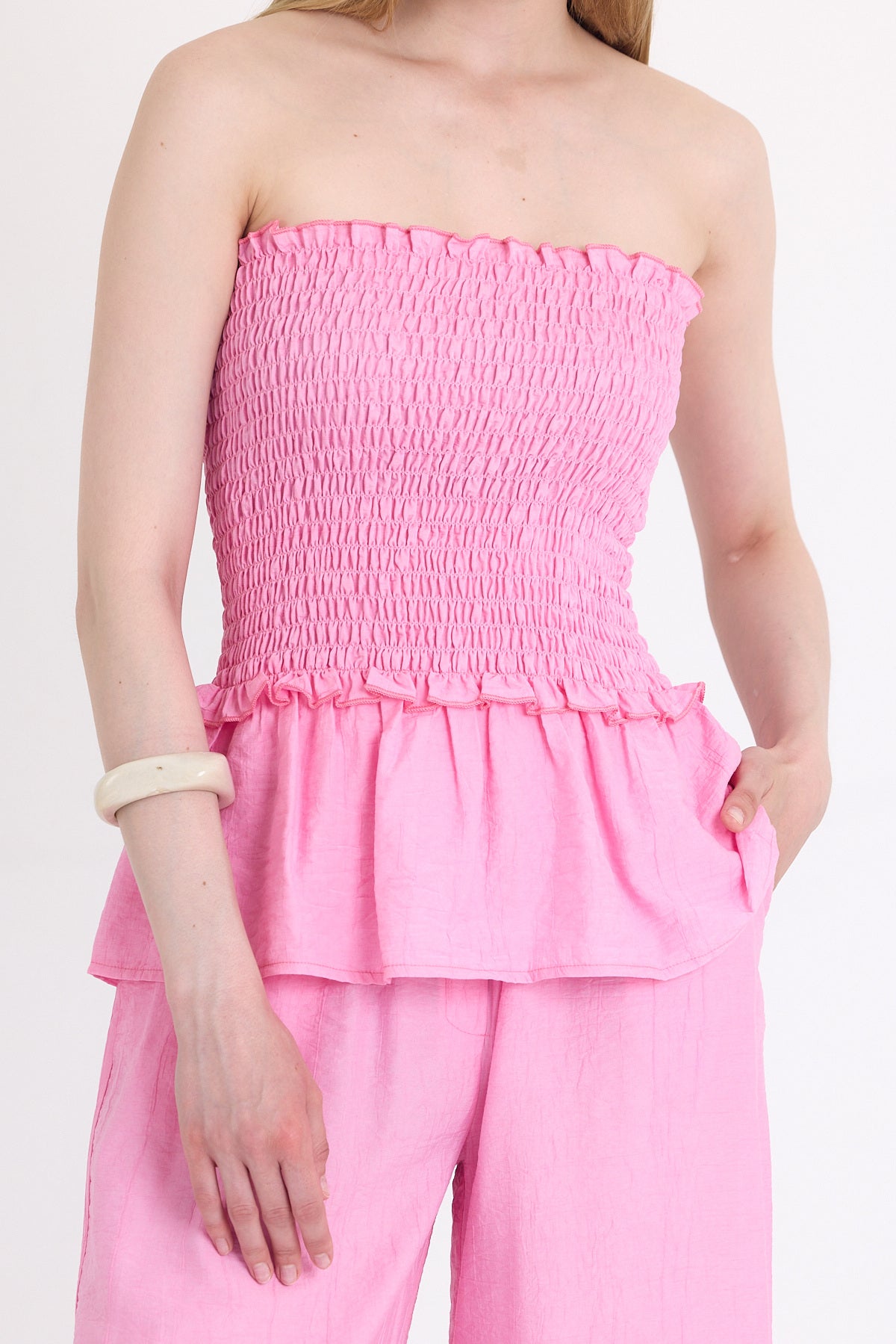 Pembe Büzgülü Straplez Bluz ve Bol Paça Pantolon Takım